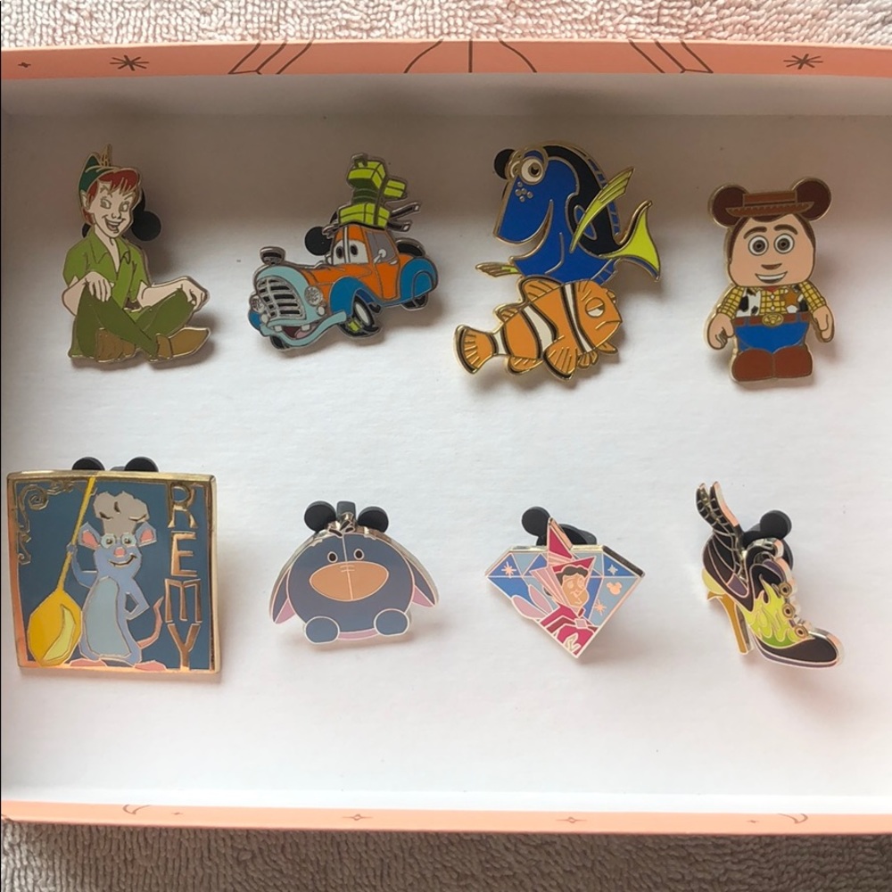 🏰 Disneyland Pin Trading Lot